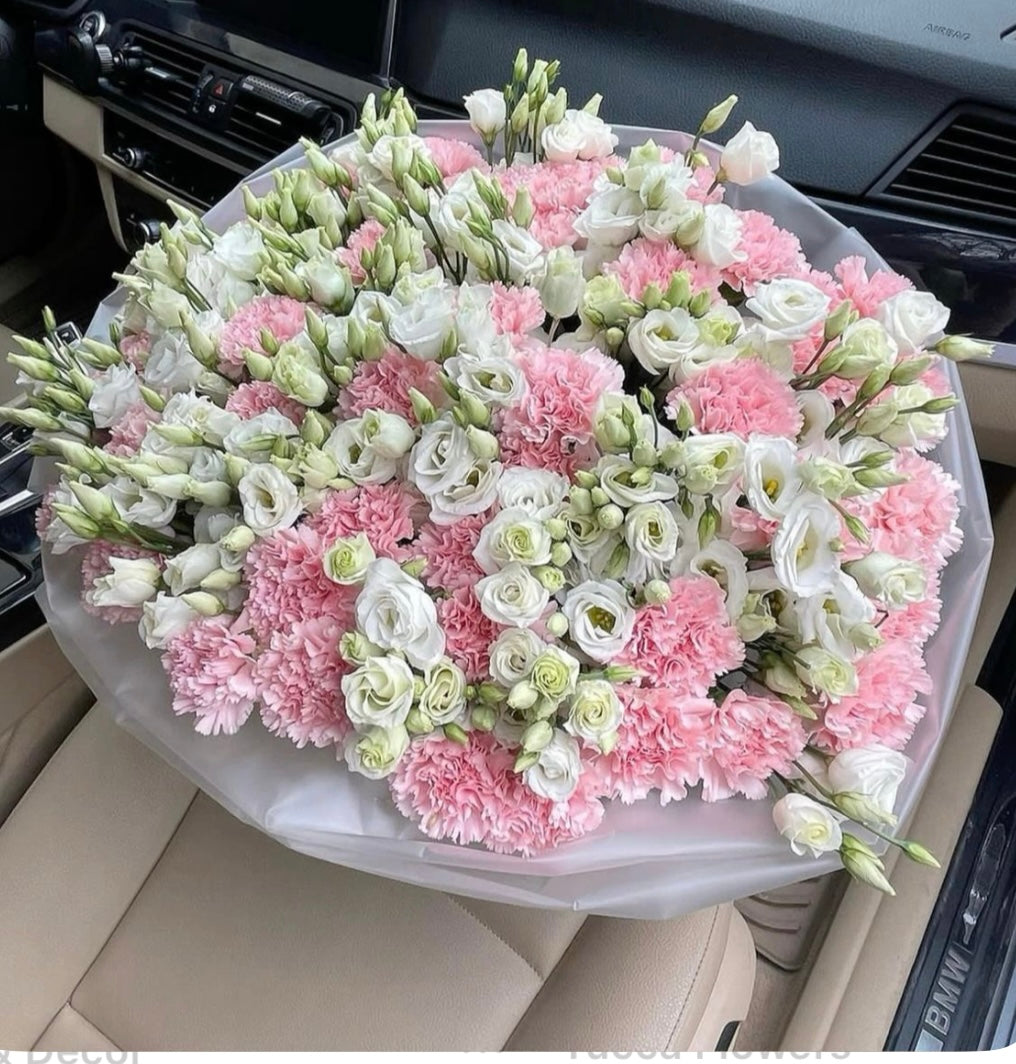 Bouquet of dianthus and lisianthus.